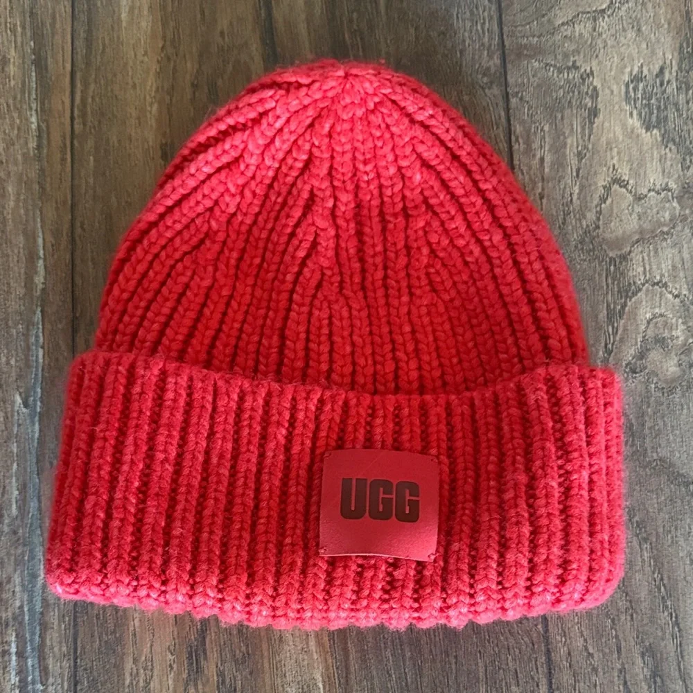 UGG Vibrant Red Knit Beanie - Picture 1 of 3